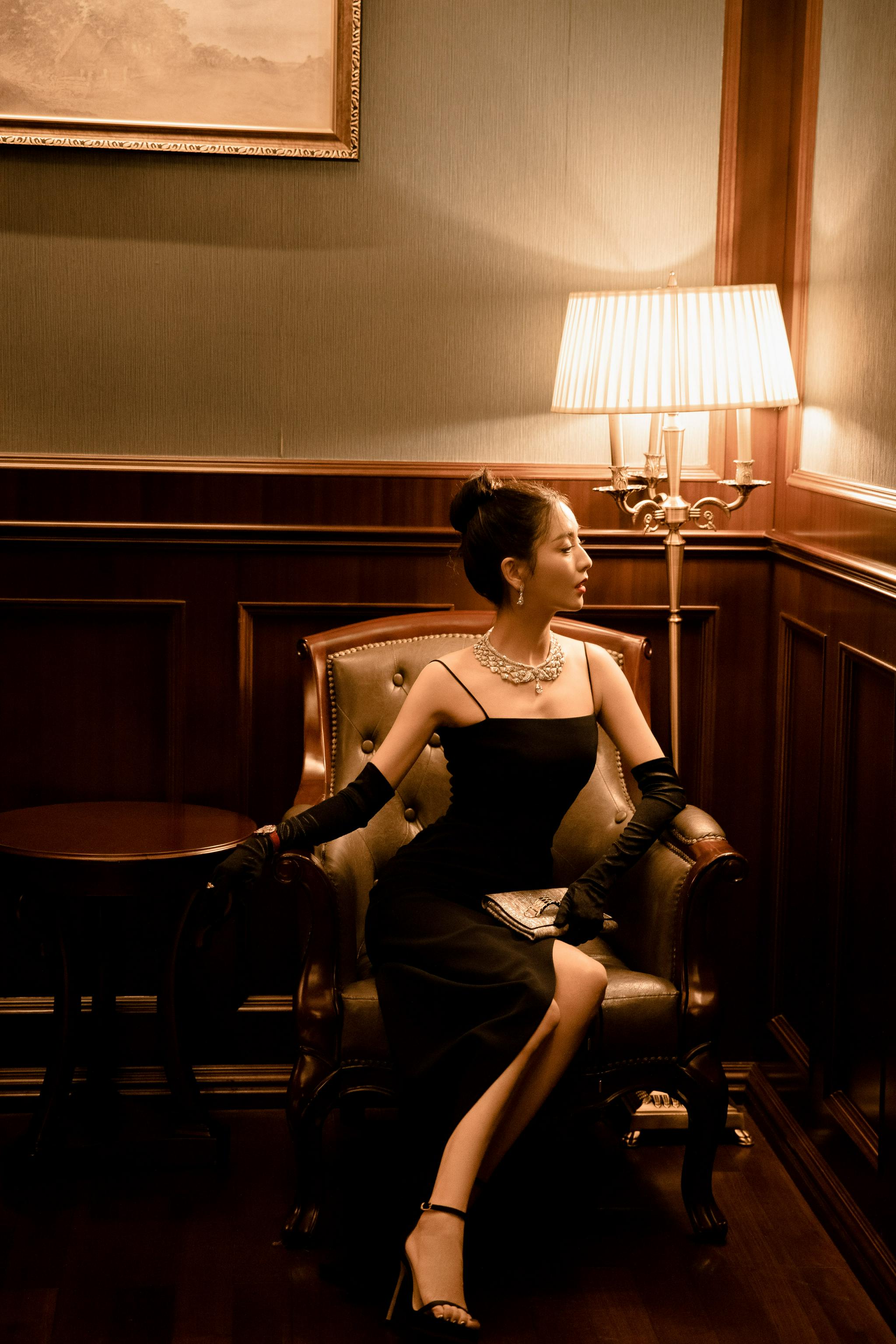 佟丽娅今晚出席活动造型一袭复古优雅的开衩黑色长裙