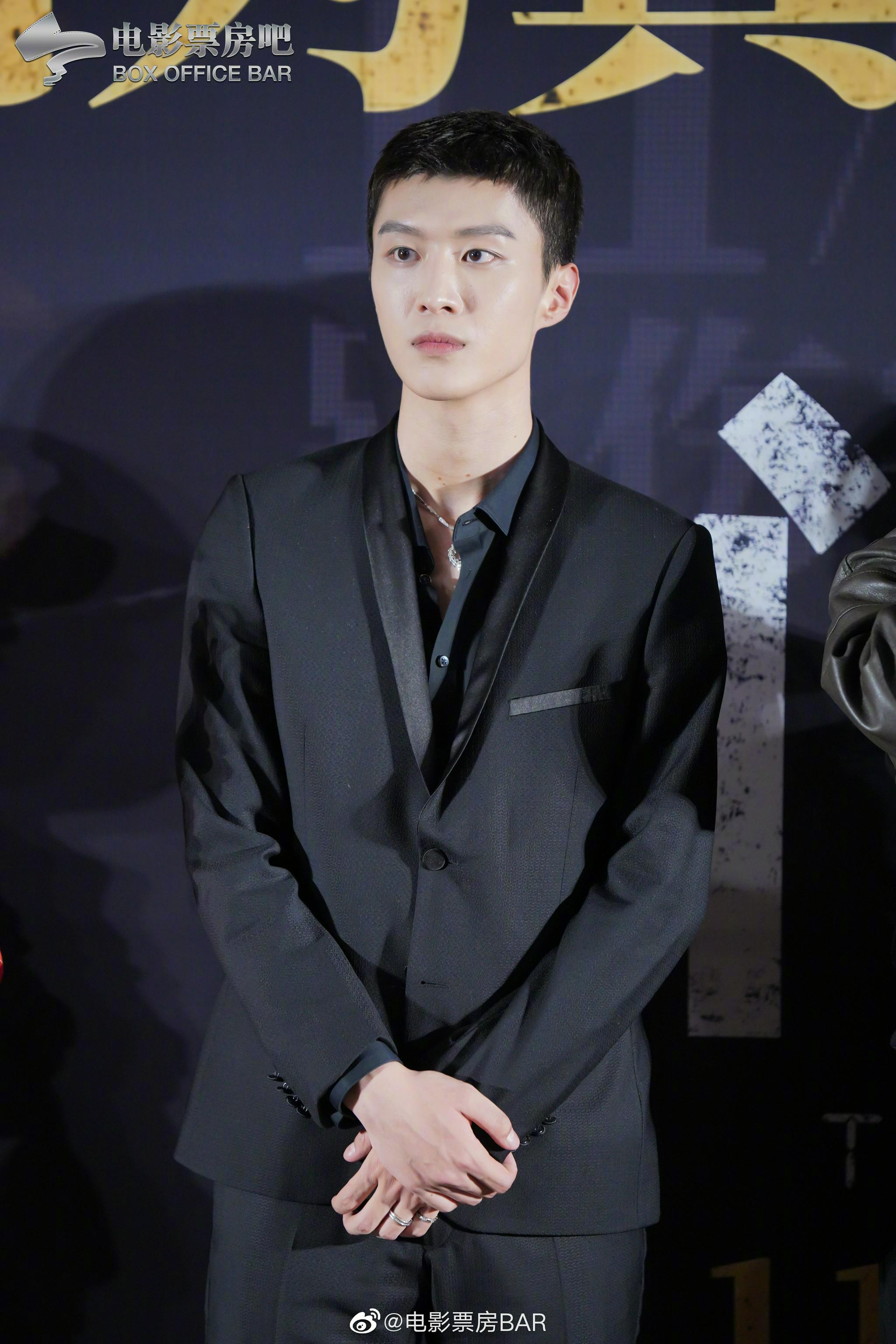 范丞丞生图9p范丞丞adam0616一身黑西装亮相期待电影上映