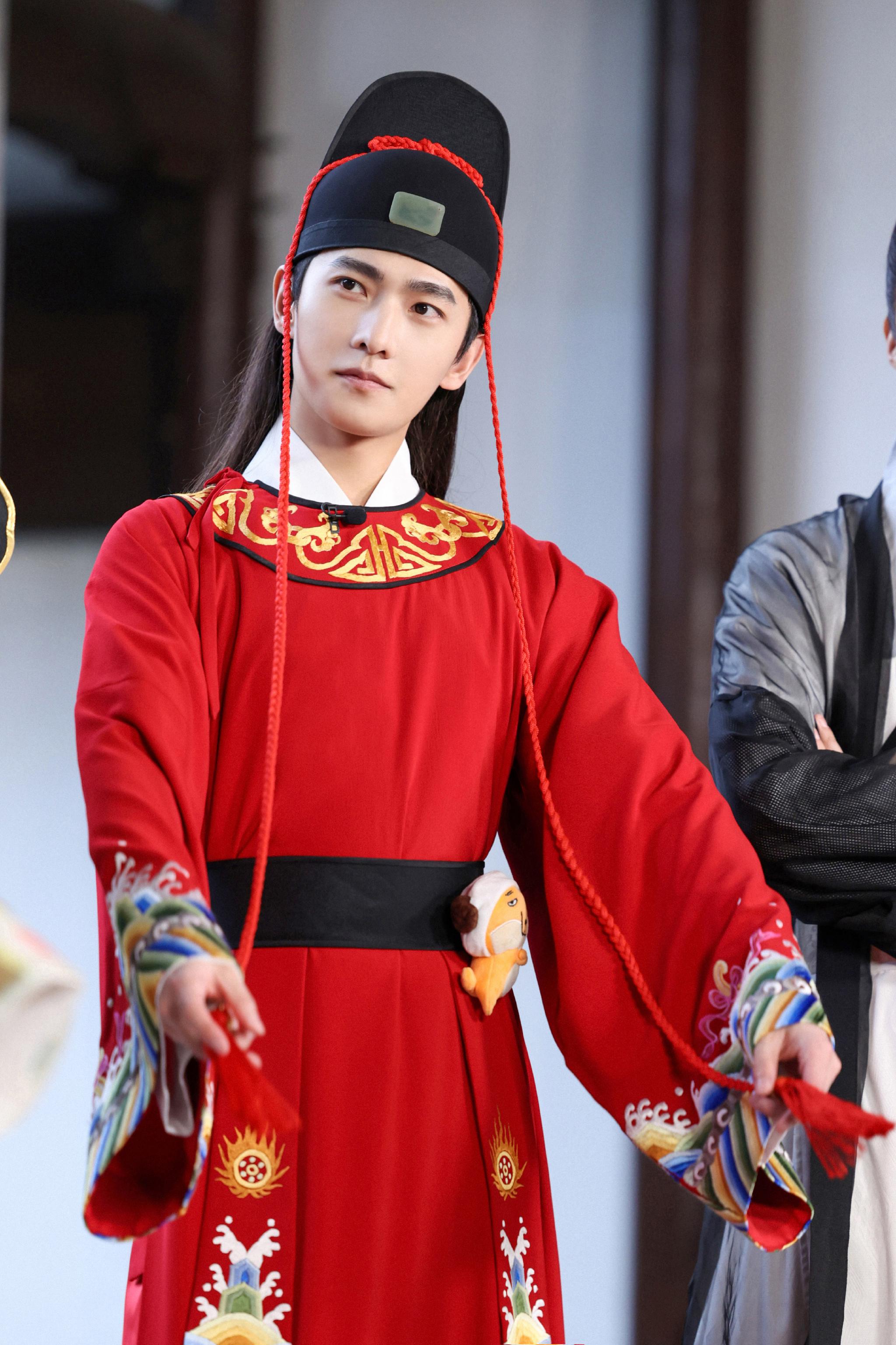 杨洋最新剧照 一袭红衣正义燃,期待杨洋cos的展昭!