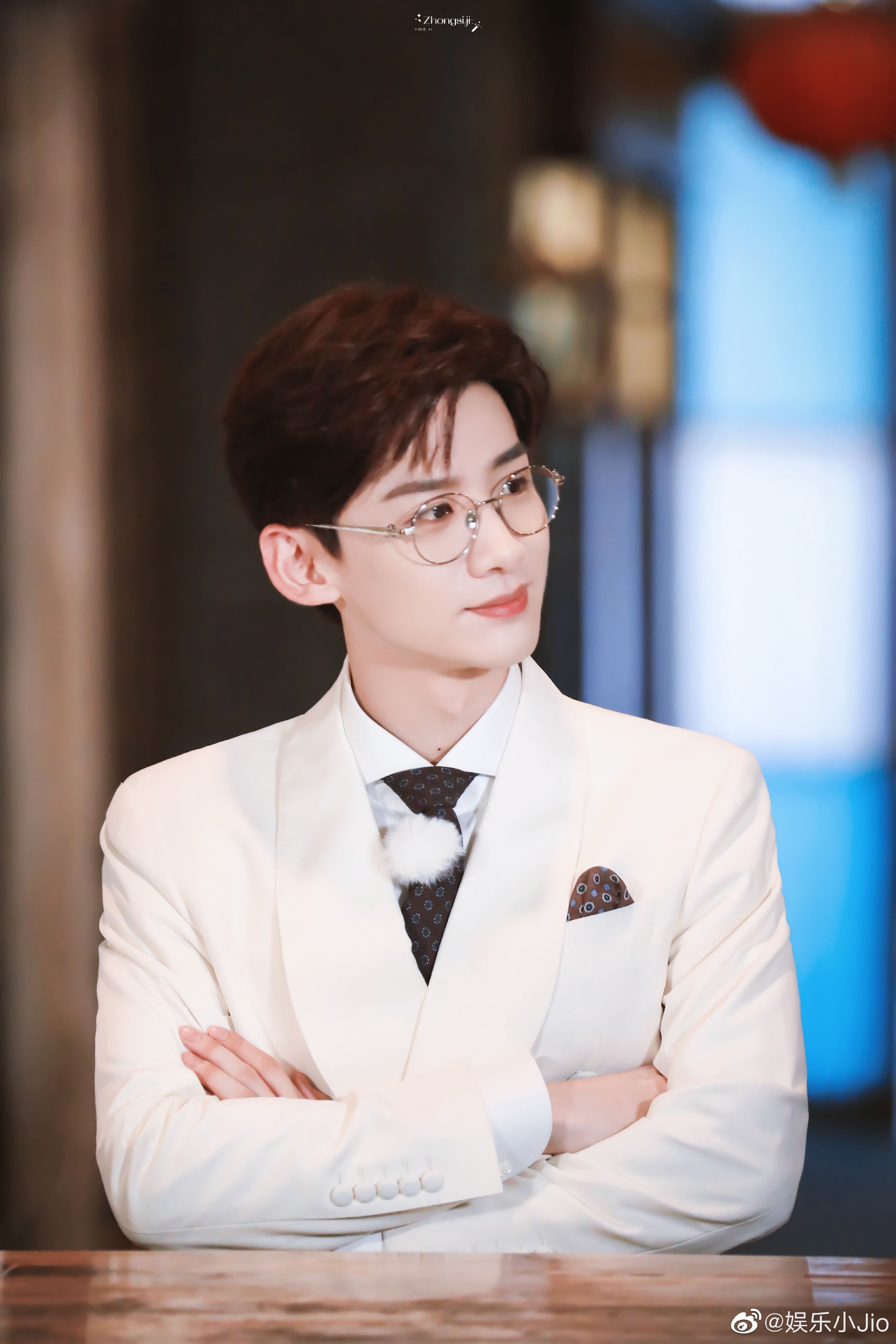 本期《极限挑战》里白敬亭太帅了 白色西装搭配眼镜