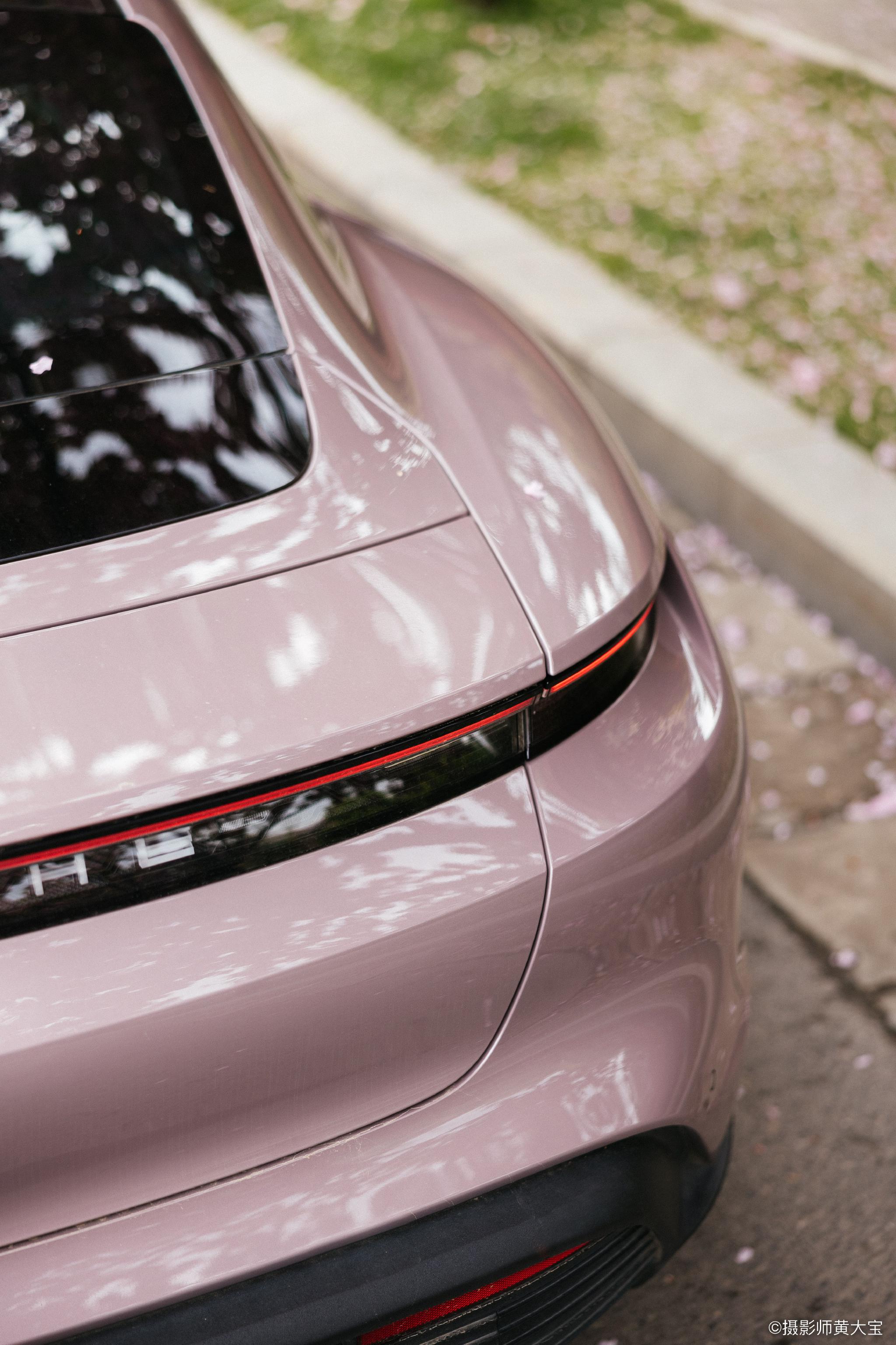 保时捷 taycan |在春天和冰莓粉撞了个满怀