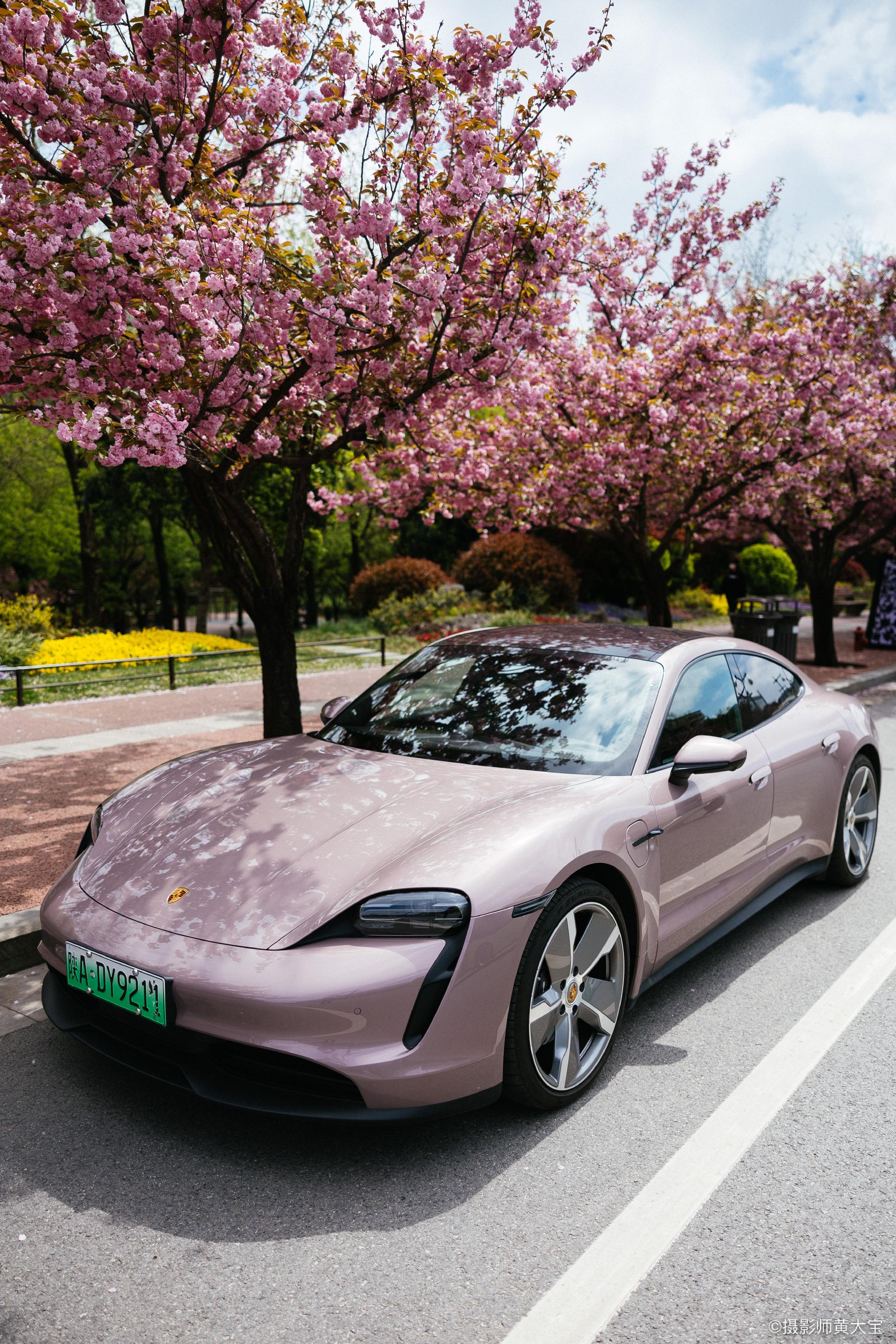 保时捷 taycan |在春天和冰莓粉撞了个满怀