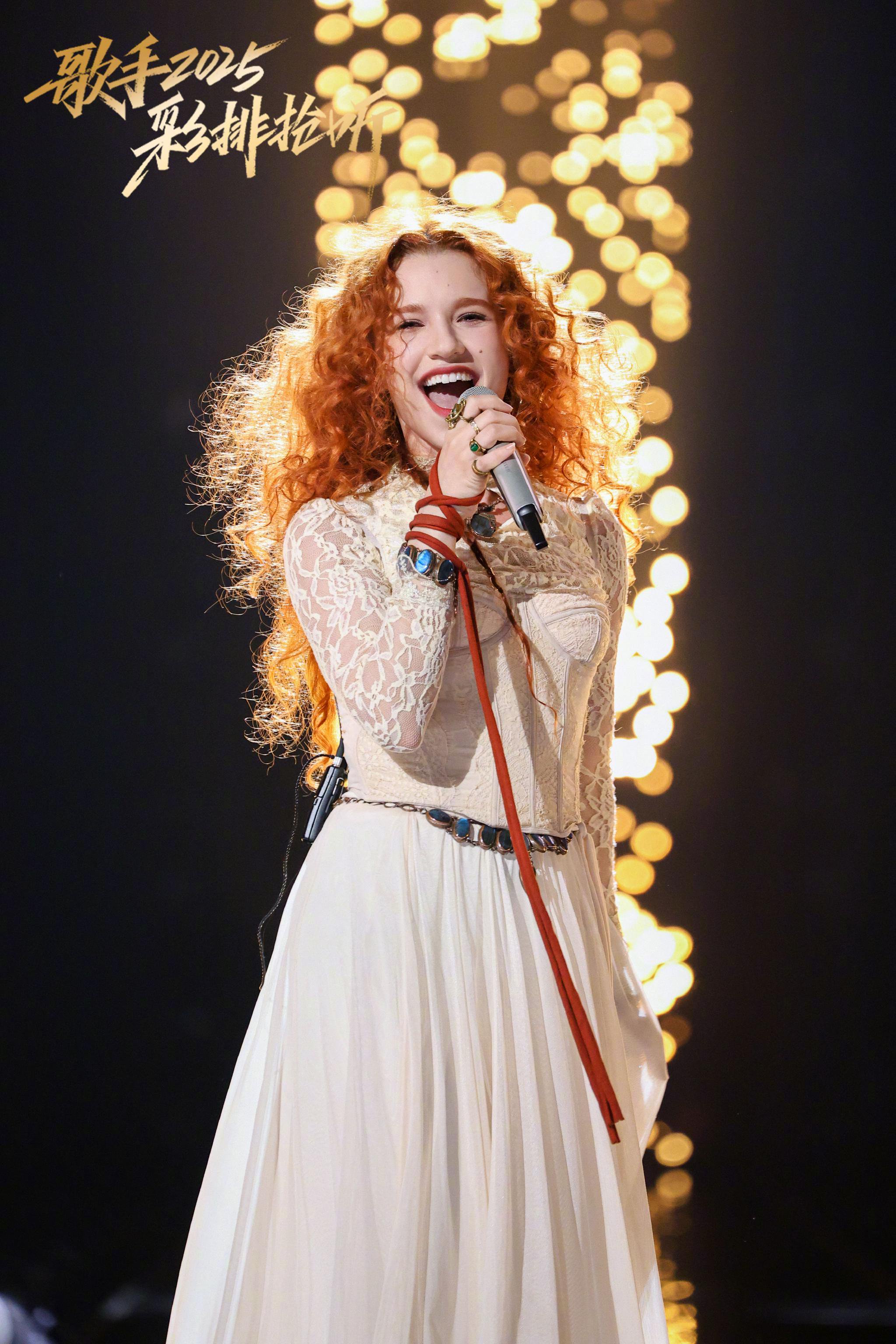 揭榜歌手艾莉西亚·伊芙琳