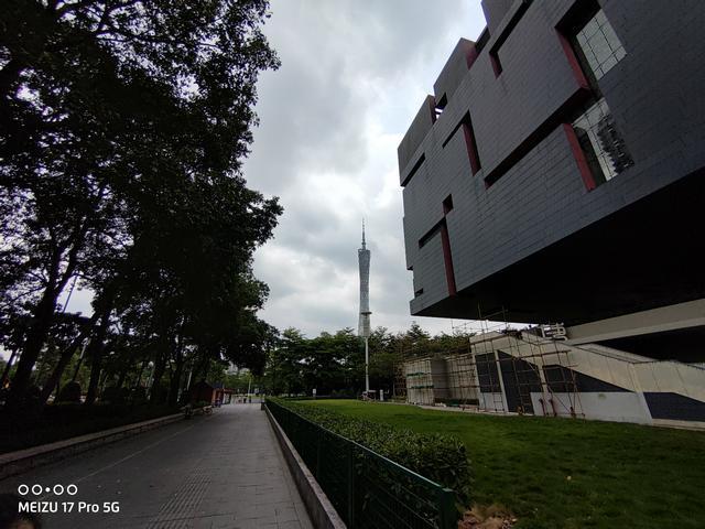 相机:3300万像素的超广角才是主角