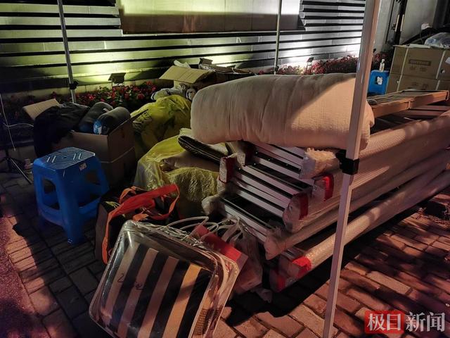 上海确诊病例所在小区有多名志愿者值夜，市民自发送来御寒物资休闲区蓝鸢梦想 - Www.slyday.coM