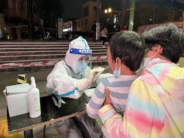 外国友人齐助力！深圳一街道用9种语言喊话居民测核酸休闲区蓝鸢梦想 - Www.slyday.coM