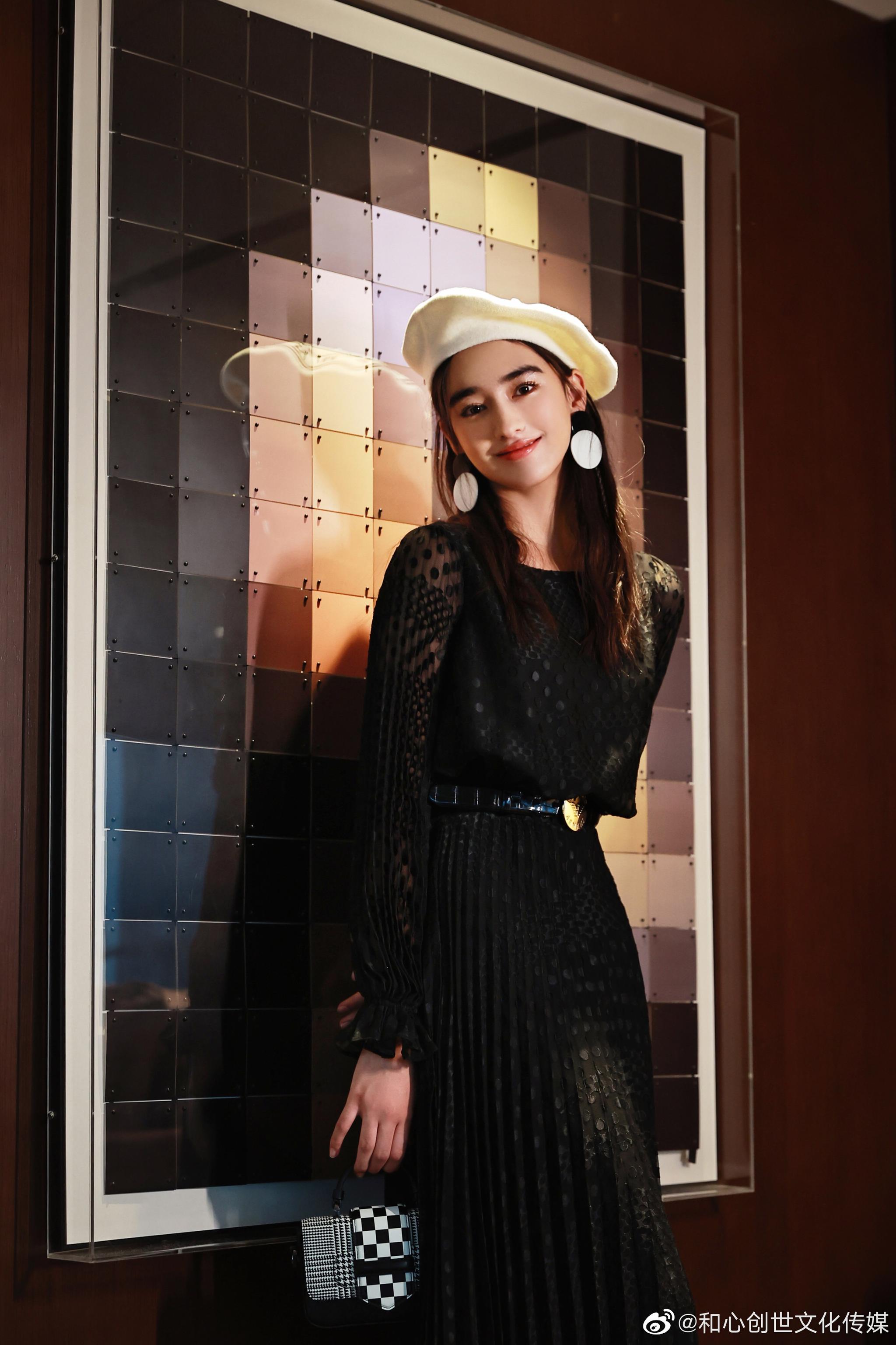 00后女演员李宛妲@李宛妲vanda 出席品牌活动……|00