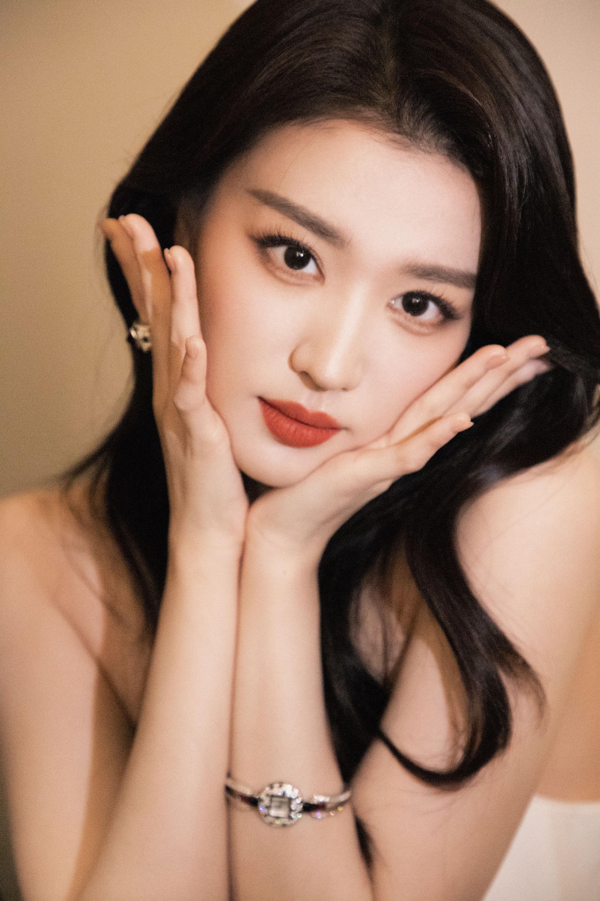 王楚然白色抹胸裙