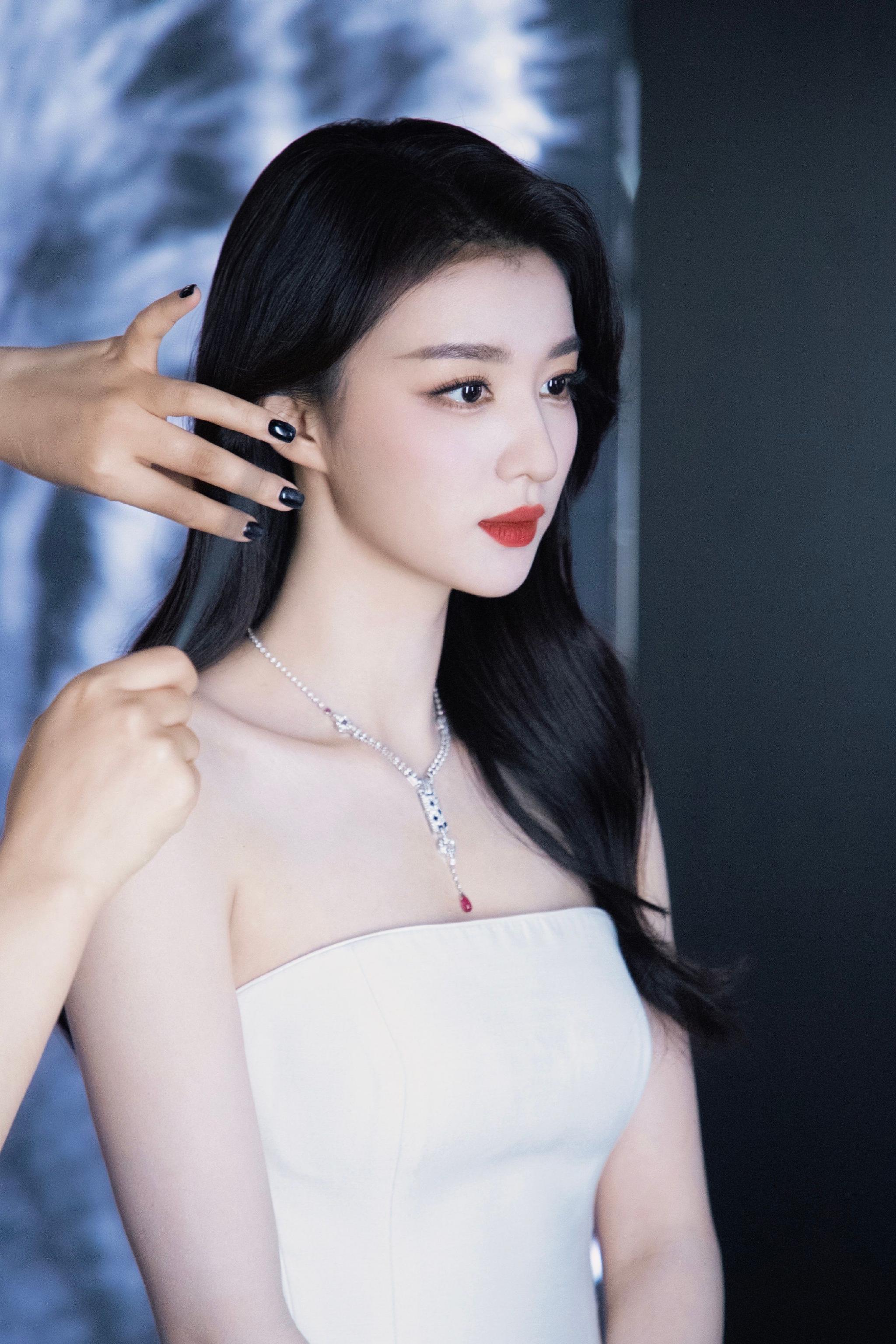 王楚然白色抹胸裙