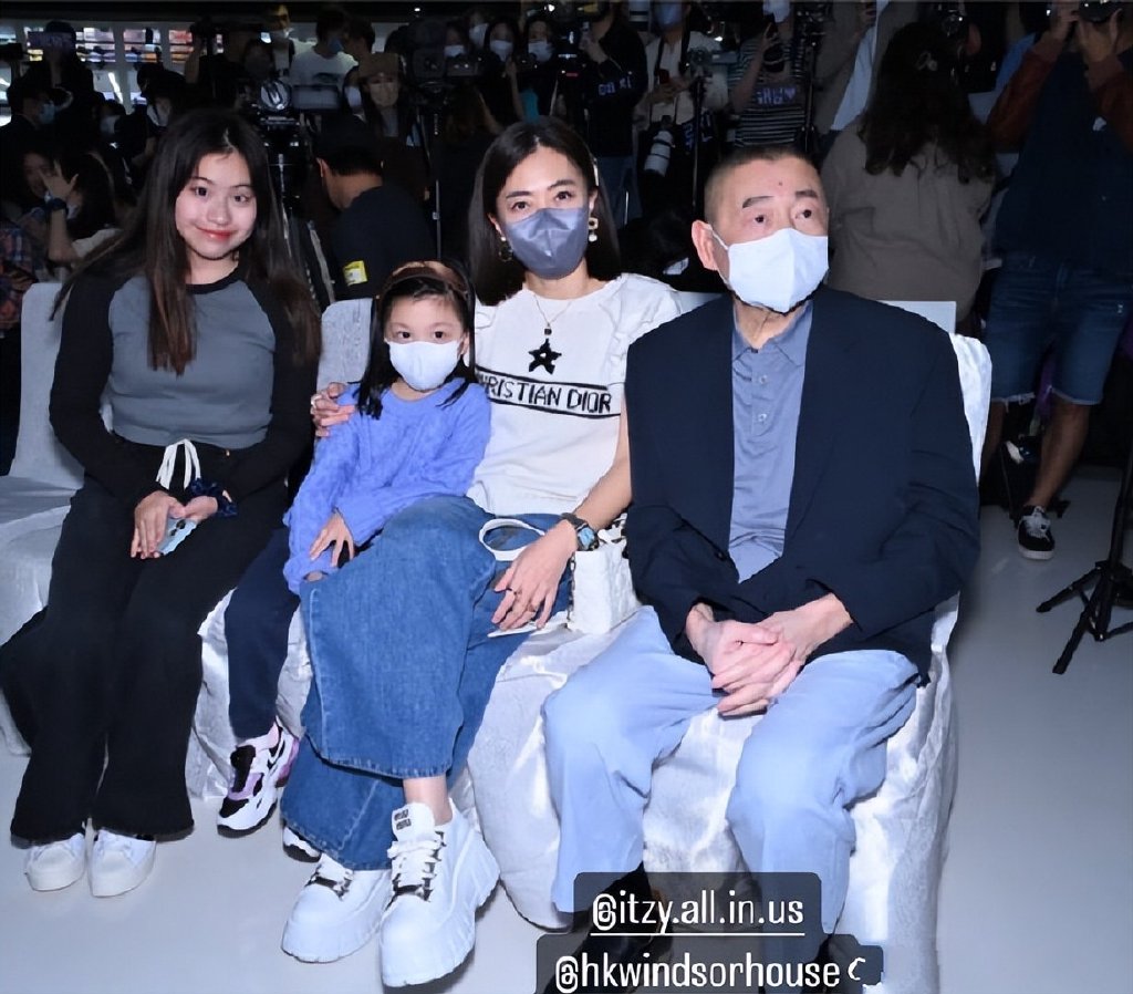 甘比一家四口罕同框,小女儿眉眼清秀比姐姐还漂亮,大刘消瘦很多|甘比|刘銮雄_新浪新闻