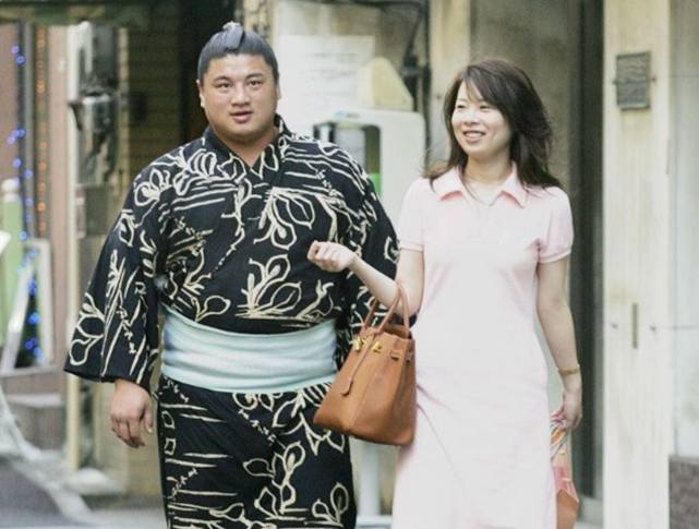 日本相扑手妻子虐待亲生女儿受害女童拍下被打过程令母被捕