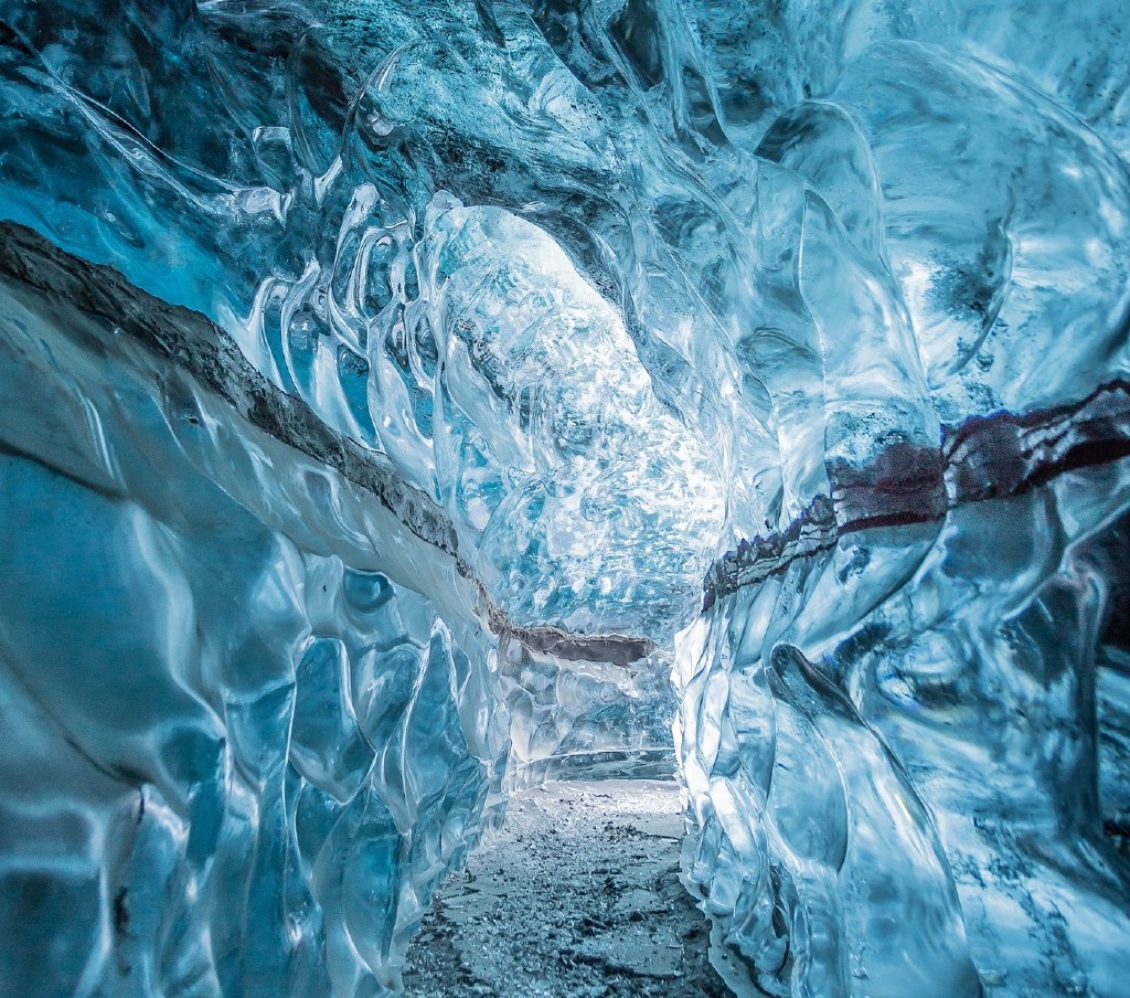 最大的冰川瓦特纳冰原内部的拍摄到的震撼画面__财经头条