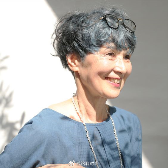 这才是老年人最美的发型,蓬松花白发更有魅力,自然卷发知性优雅__财经