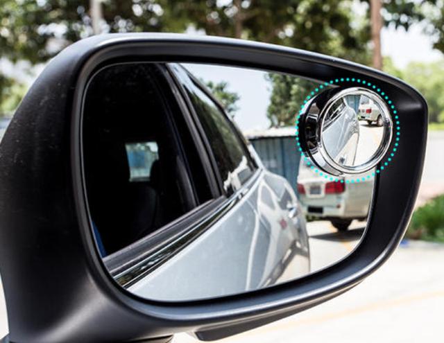 后视镜的小圆镜安装在右上角的话,我们可以看到车身基本上可以在后