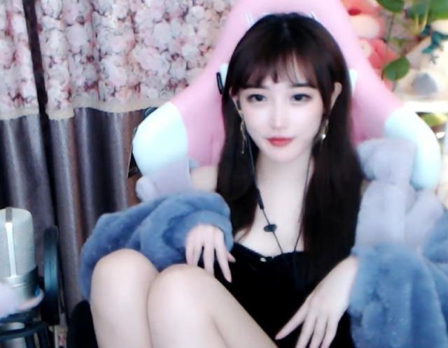 前段时间,虎牙豚豚在加入血色公会后,开启自己入会之后的首秀,与主播