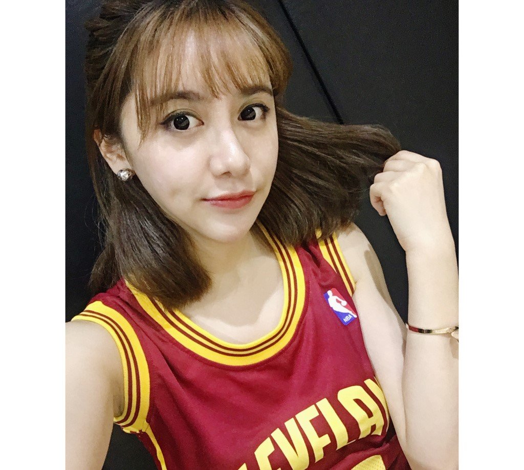 美丽女主播美娜哽咽了!