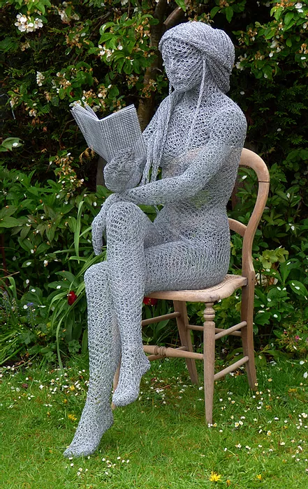 他用铁丝完美复刻女性身体,透过雕塑都可以看到背后的风景