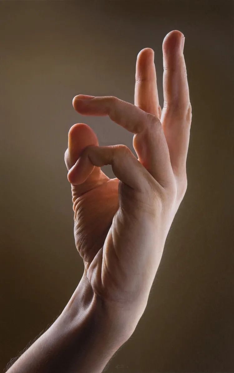 画人难画手,这位爱挑战的超写实画家,把手画出真实的肉感
