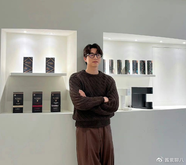 韩国双开门始祖,孔刘最新照,拳头脸配宽肩膀,比漫画还离谱__财经头条