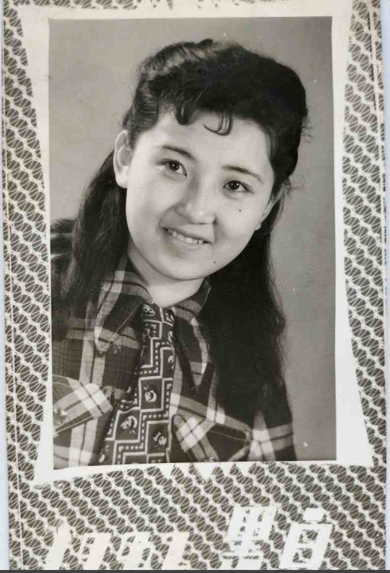 八十年代的年轻女孩黑白老照片朴实无华清纯美丽惹人爱