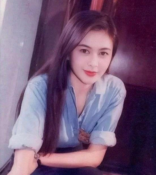 60岁关之琳近况曝光，一脸冻龄身材完美，对镜头微笑亲切合影|关之琳|冻龄|身材_新浪新闻