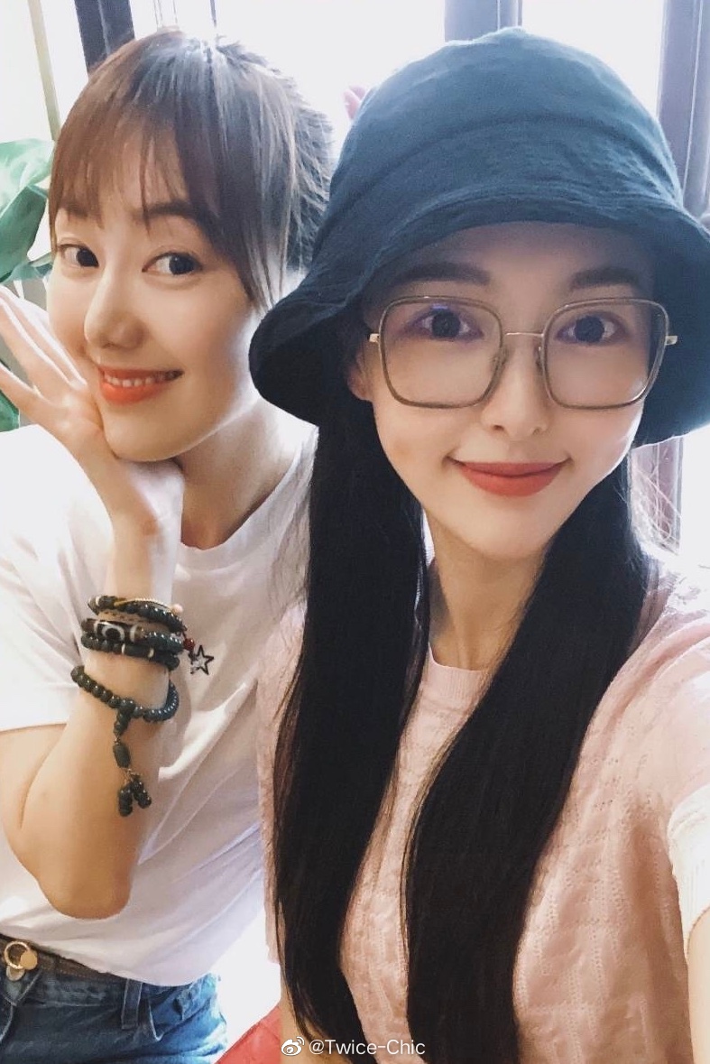 唐嫣& 王冠 | 好友相聚,自拍当然是要来几张的