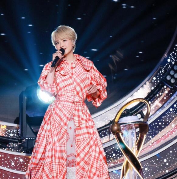 57岁陈慧娴近照曝光,素颜下一脸冻龄,五官轮廓气质依旧