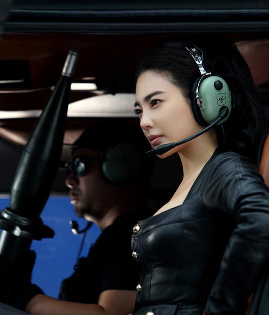 2014年至2015年间,在周星驰执导爱情喜剧电影《美人鱼》饰演李若兰,该