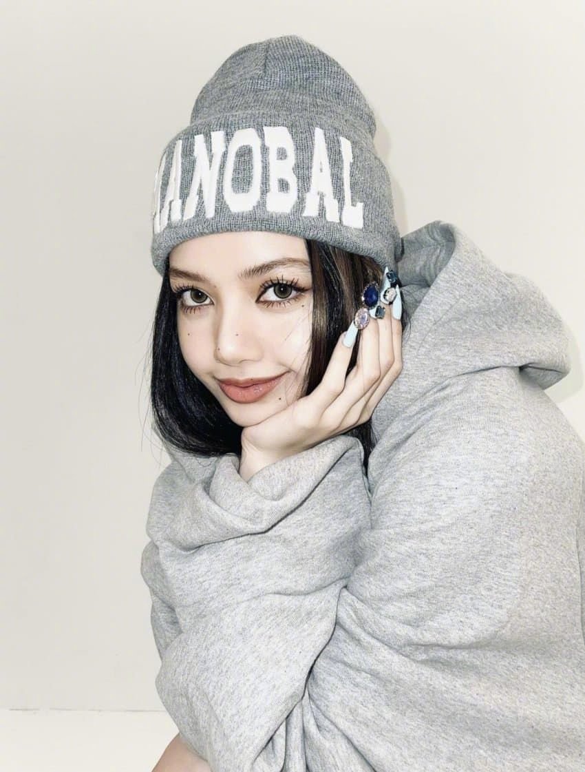 lisa ins更新,身穿灰色宽松卫衣搭配毛线帽,又酷又飒……__财经头条