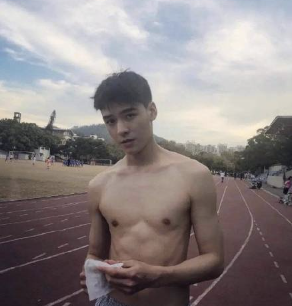 龚俊采访节目口误闹尴尬,大学照腹肌瞩目,自拍却暴露生活条件?|腹肌|龚俊|张哲瀚_新浪新闻