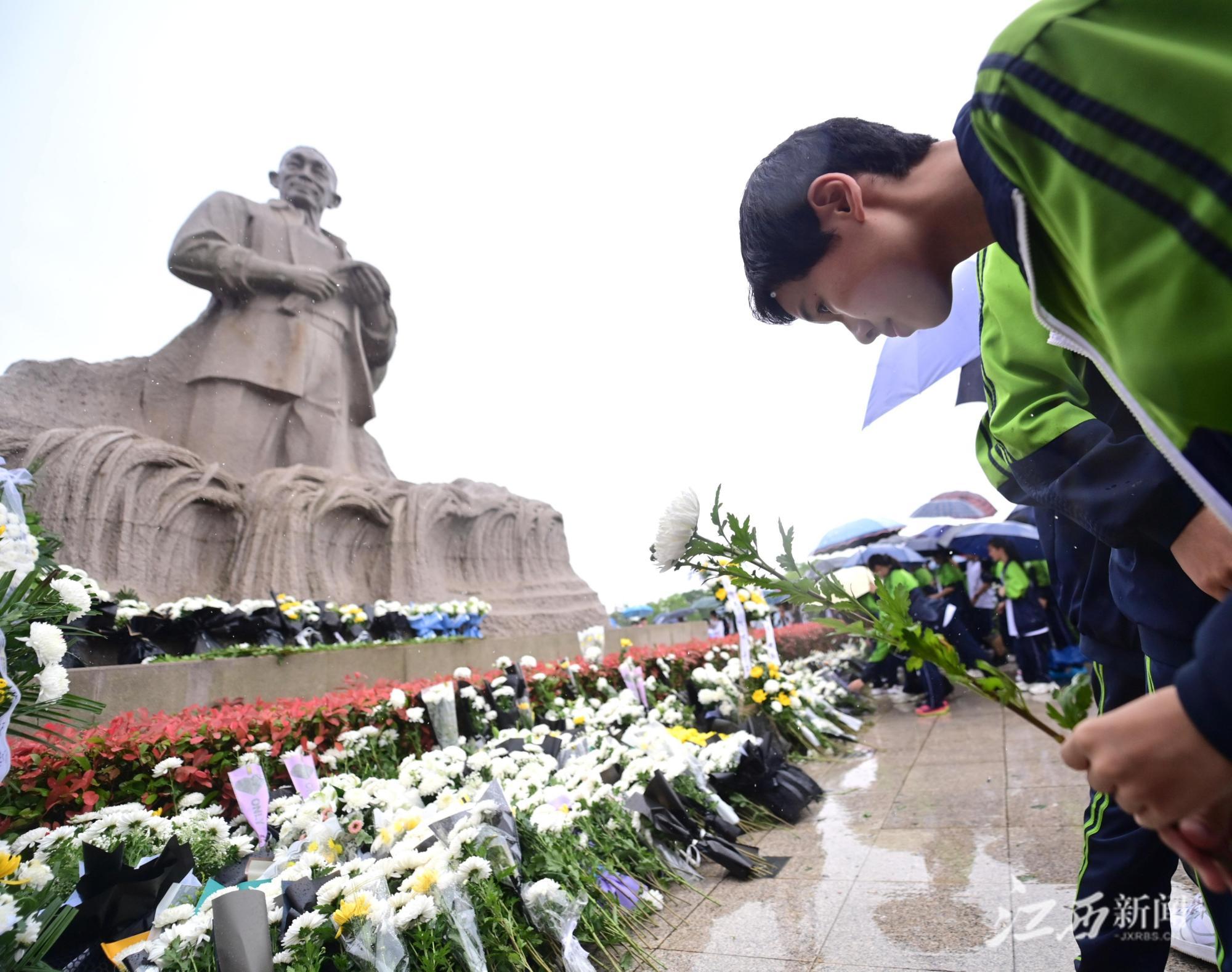 九江:德安县千余名市民自发悼念袁隆平院士休闲区蓝鸢梦想 - Www.slyday.coM 九江:德安县千余名市民自发悼念袁隆平院士休闲区蓝鸢梦想 - Www.slyday.coM