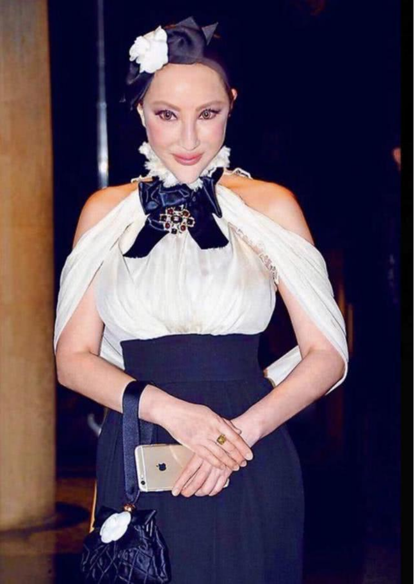 57岁港星独居上亿豪宅,大宴宾客吃金箔,患病6年成蛇精脸|薛芷伦|金箔