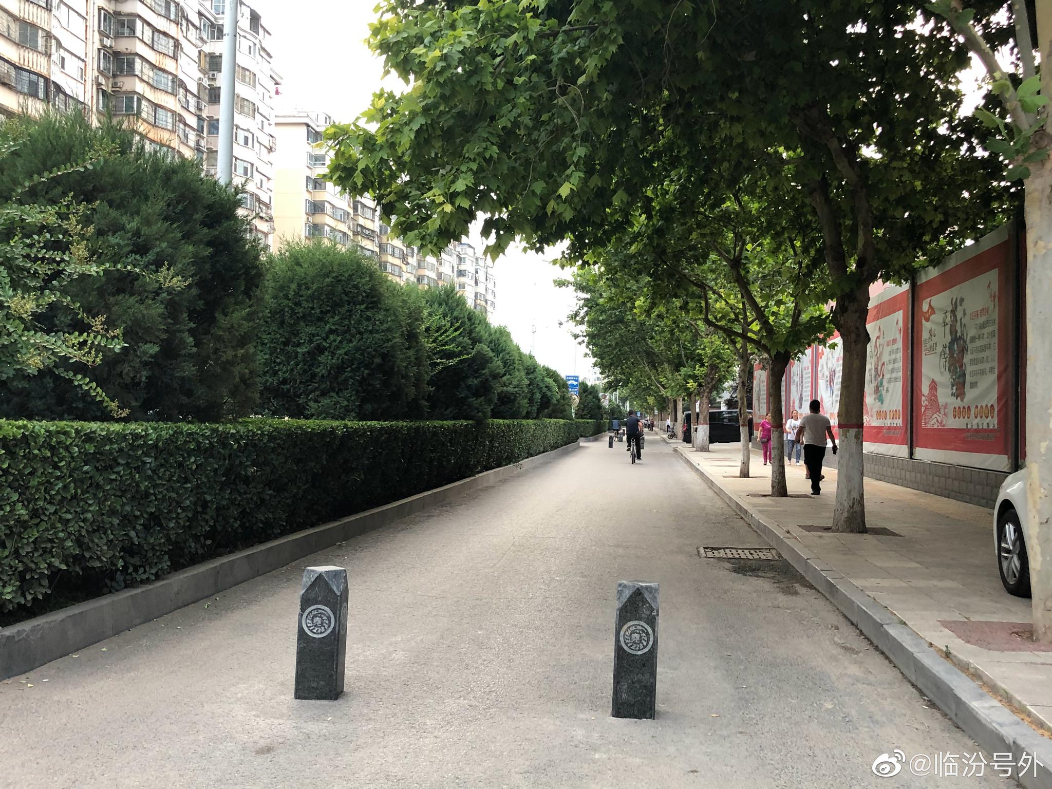 临汾解放西路,非机动车道每个路口安装了石头柱子