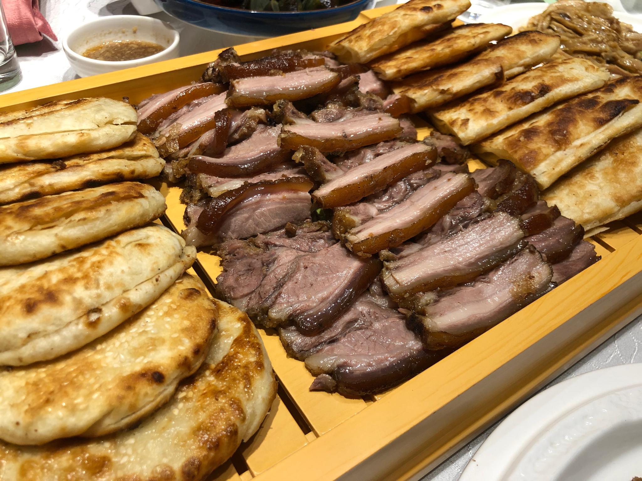 吃了一桌驴肉宴,撅了一瓶蓝一红星.满足,明天运动医学大会见