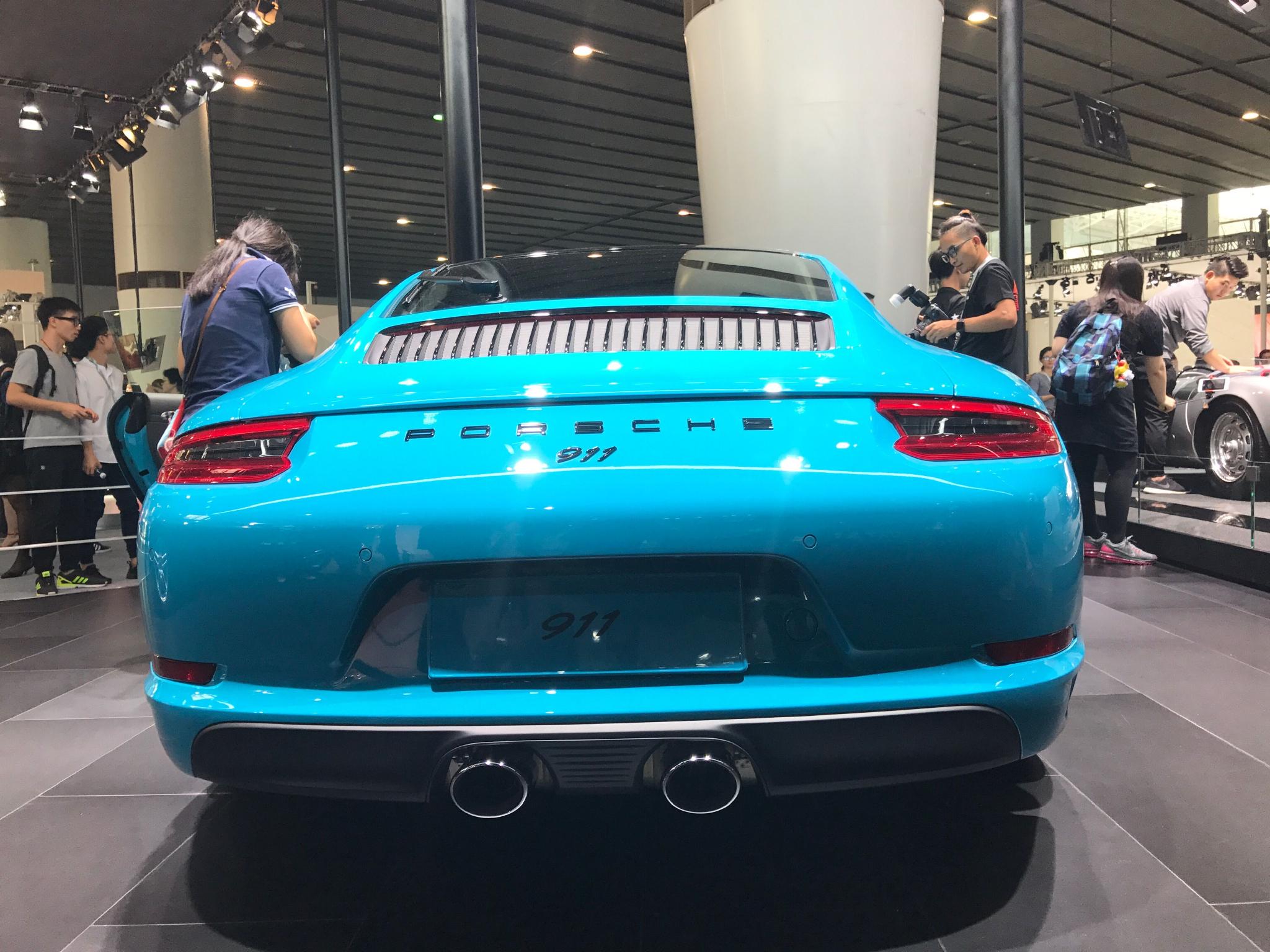 蓝色保时捷911一只帅气的小蓝蛙