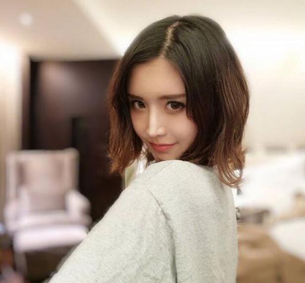 小漠直播讨论封杀主播,透露卢本伟2年后复播,而她被永封了