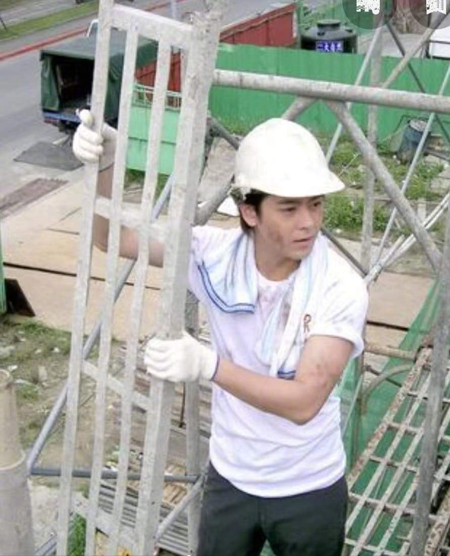 林志颖罕见晒和弟弟合影,两人现身工地视察,梦回仲天骐搬砖剧情休闲区蓝鸢梦想 - Www.slyday.coM 林志颖罕见晒和弟弟合影,两人现身工地视察,梦回仲天骐搬砖剧情休闲区蓝鸢梦想 - Www.slyday.coM