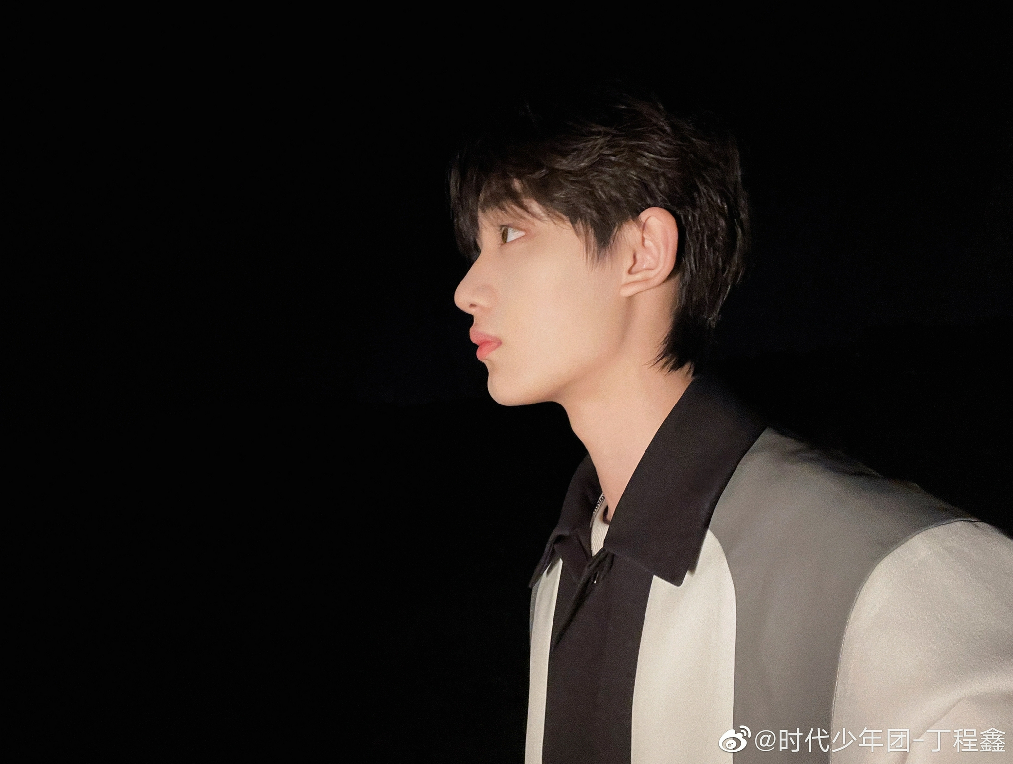 丁程鑫晒侧颜照～ 小丁的侧颜和下颌线太绝了……_高清图集_新浪网