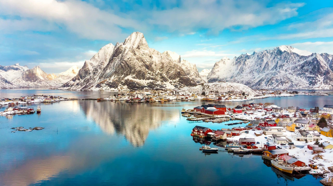 挪威·罗弗敦群岛,整个群岛都处在北极圈以内,气候严寒
