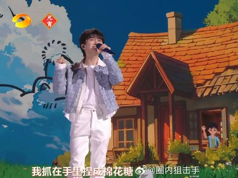 终于等到周深的小美满首唱舞台,开场再现躺着唱……|开场|舞台|双腿_新浪新闻