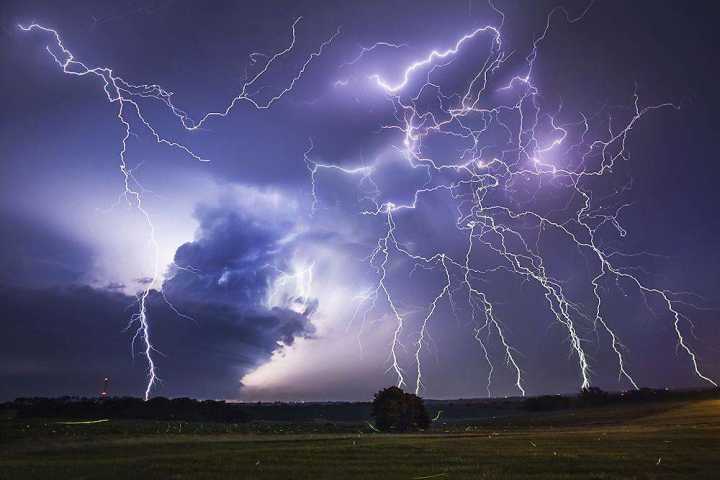 闪电都是一闪即逝?这道闪电却历时17.1秒,还有一道长达768公里休闲区蓝鸢梦想 - Www.slyday.coM 闪电都是一闪即逝?这道闪电却历时17.1秒,还有一道长达768公里休闲区蓝鸢梦想 - Www.slyday.coM