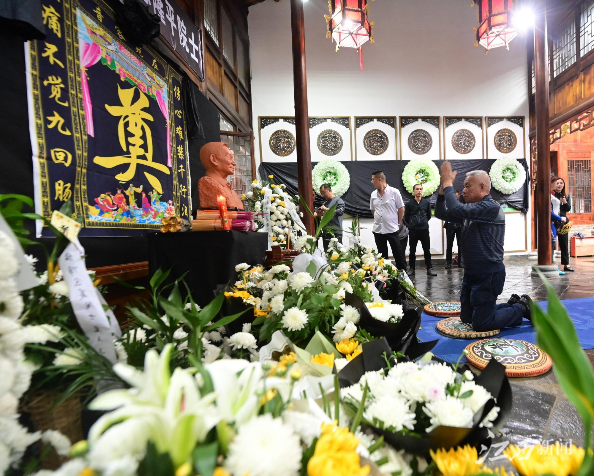 九江:德安县千余名市民自发悼念袁隆平院士休闲区蓝鸢梦想 - Www.slyday.coM 九江:德安县千余名市民自发悼念袁隆平院士休闲区蓝鸢梦想 - Www.slyday.coM