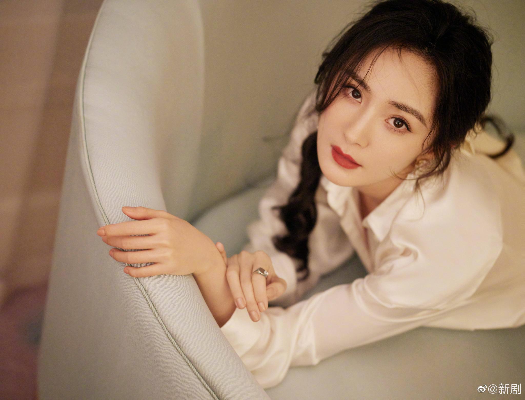幂姐今晚也太漂亮了,白衬衫 白色发饰,干净美好