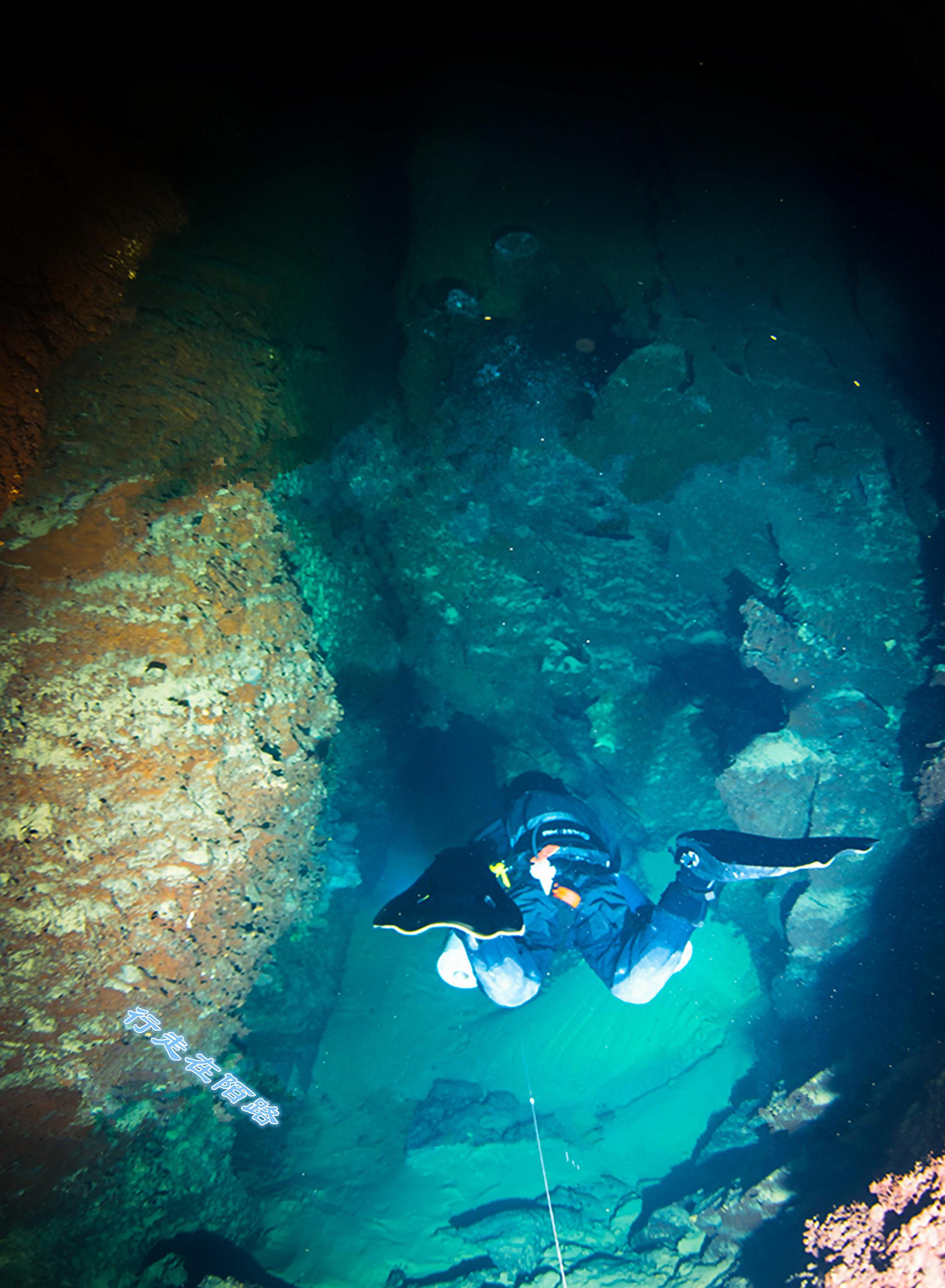 1974年两名专业潜水员潜入洞穴狭窄通道,结果在狭小的缝隙中被困死亡