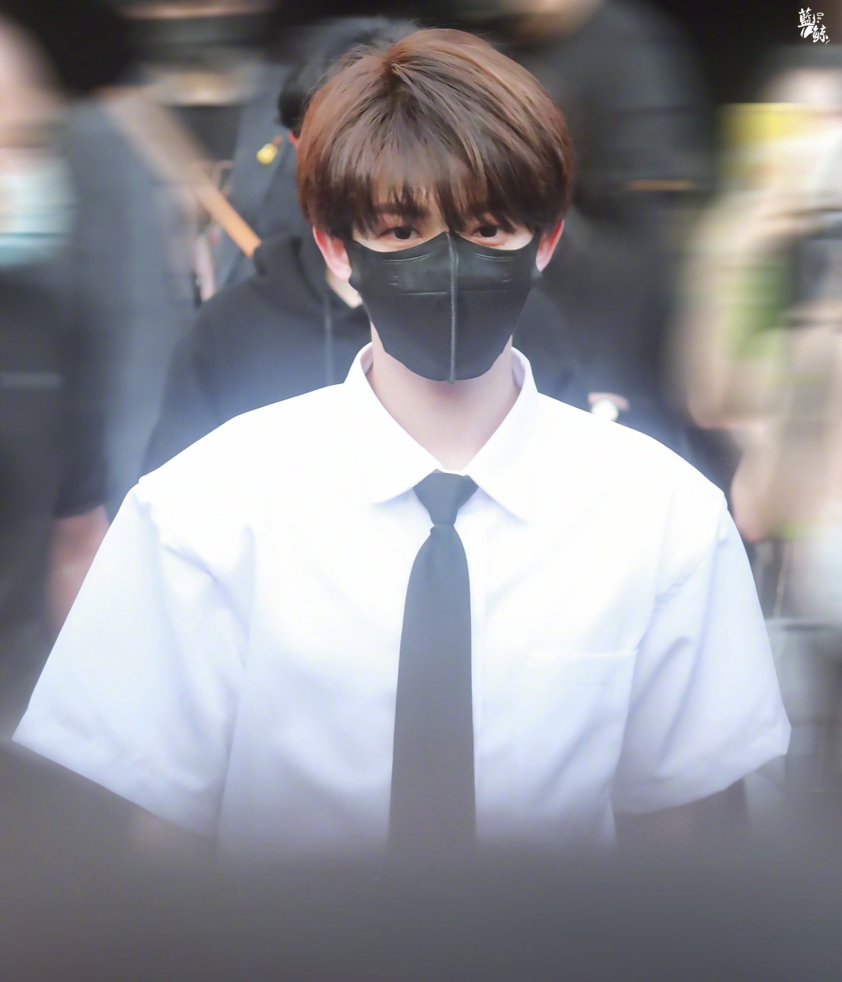 刘宇今天的饭拍是校园文男主吧白色衬衫太清纯了