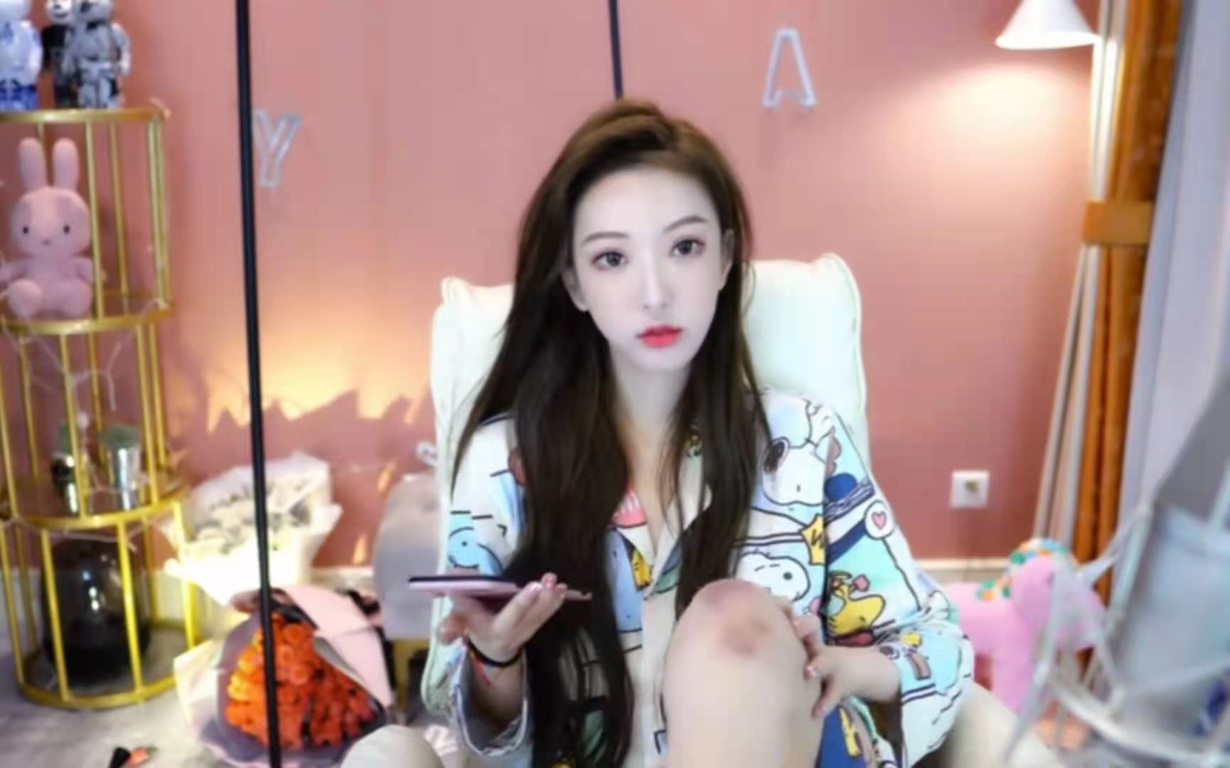 斗鱼女主播双腿淤青直播被观众质疑无奈晒出练舞视频自证