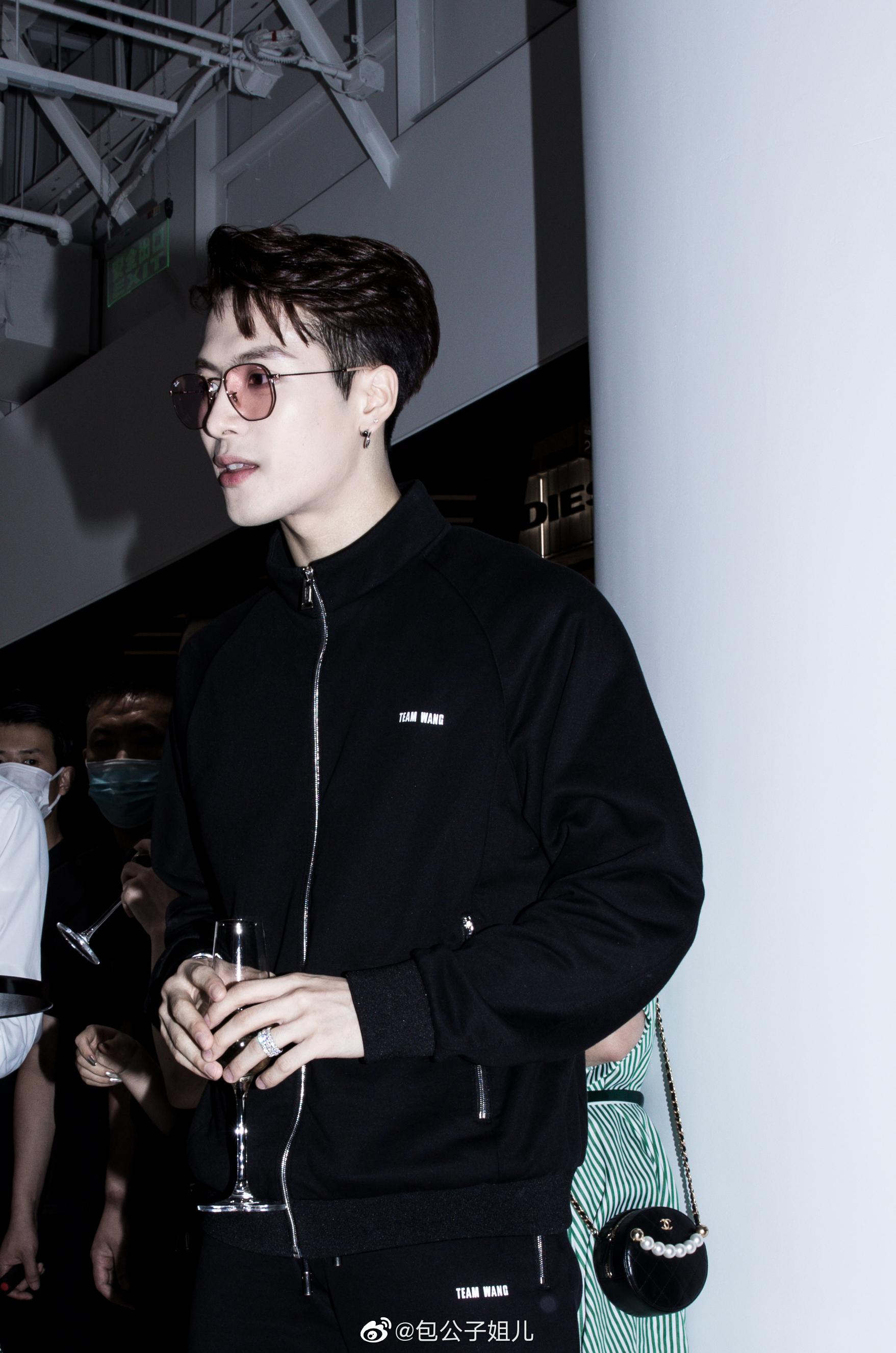 今晚的微博是 的 team wang pop-up store 明日正式opening 大家