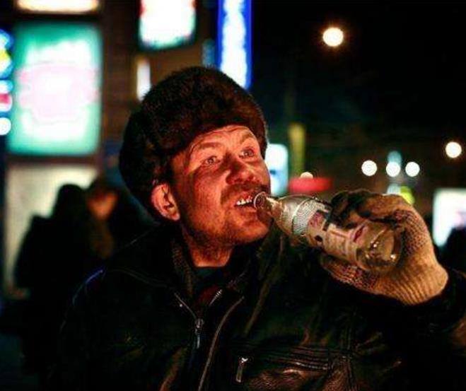 俄罗斯"酒鬼"有多硬核?一年消耗上百亿升酒,游客:佩服