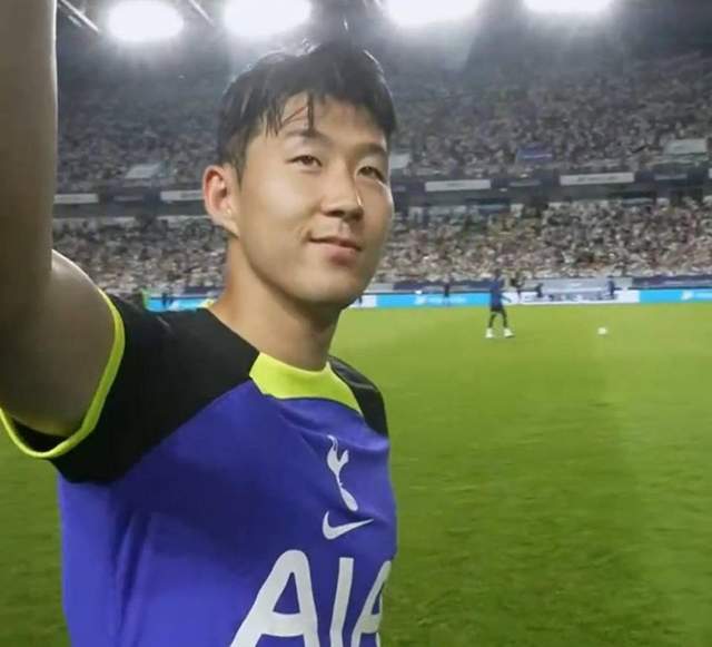 一场11令4万球迷嗨翻了天美女球迷高举孙兴慜头像声嘶力竭