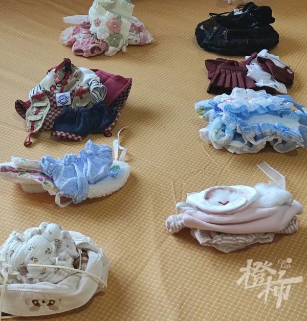 杭州95后、00后女孩喜欢带着这种娃娃逛延安路？有人辞掉互联网大厂工作专职做娃衣，年销售额上百万休闲区蓝鸢梦想 - Www.slyday.coM